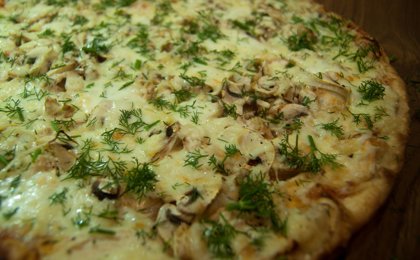 Maigā MARIJA - Picas mērce, siers, vistas fileja, sīpols, sēnes, pipariņš, mozarella siers un dilles.