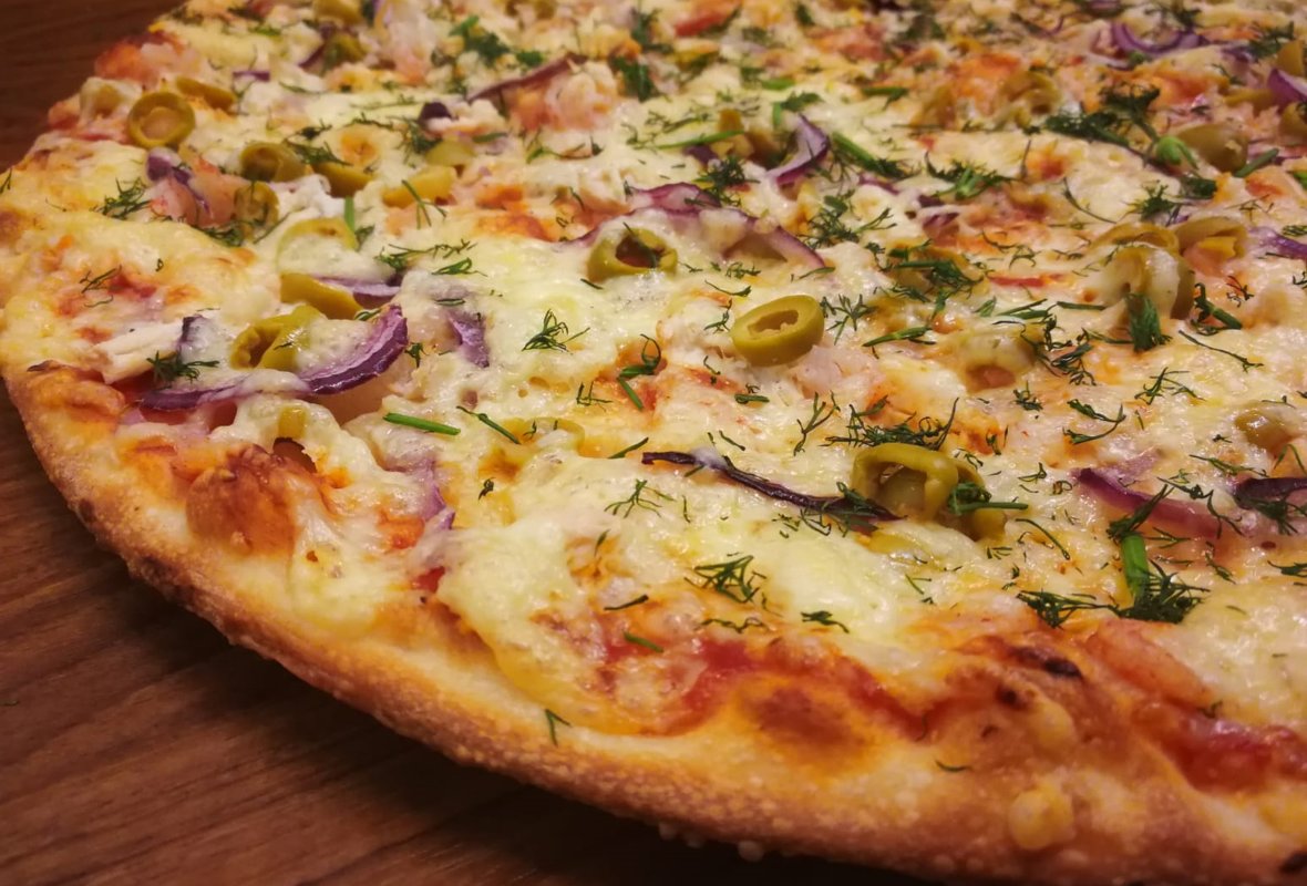 Sapņainā SOFIJA - Picas mērce, siers, vistas fileja, garneles, olīves, sarkanais sīpols, citronpipariņš, ķiploku granulas un dilles.