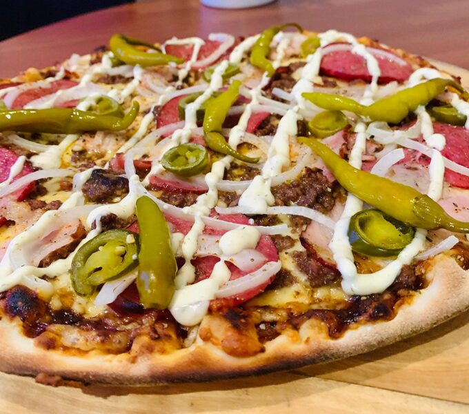 Lieliskā LANA (Asā) - Steika mērce, siers, liellopu maltā gaļa, bekons, salami desa, sipoli, halapenjo pipari, steika garšviela, oregano, marinēti peperoni pipari, ķiploku mērce