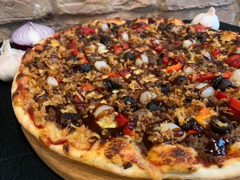 Gardā Gerda - Picas mērce, siers, liellopu maltā gaļa, paprika, melnas olīvas, marineti sīpoliņi, ķiploku granulas, steika garšviela, grauzdēti sīpoli, BBQ mērce